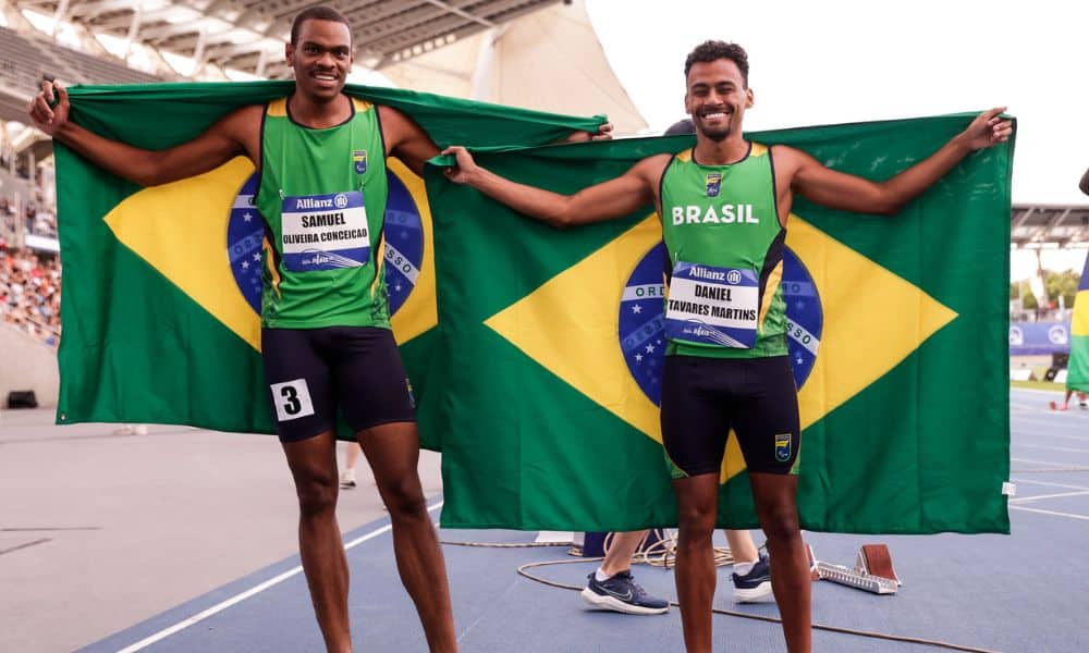 Samuel Conceição e Daniel Martins posam cm a bandeira do Brasil após dobradinha no Mundial de atletismo paralímpico