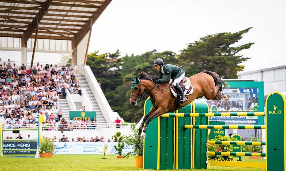 Na imagem, Stephan Barcha superando obstáculo com seu cavalo.