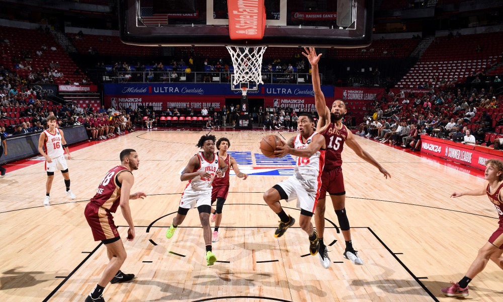 Yago Mateus salta para bandeja em partida do Bulls pela NBA Summer League