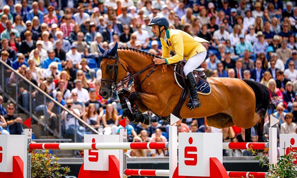 Na imagem, Yuri Mansur saltando um obstáculo com seu cavalo.