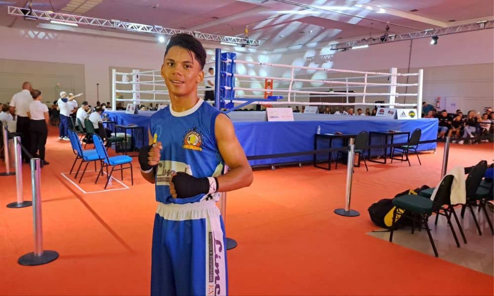 Otniel dos Santos posa para foto em frente ao ringue do Brasileiro Cadete e Juvenil de boxe