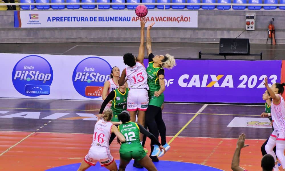 Jogadoras de Santo André e Blumenau disputam bola no início de jogo da LBF