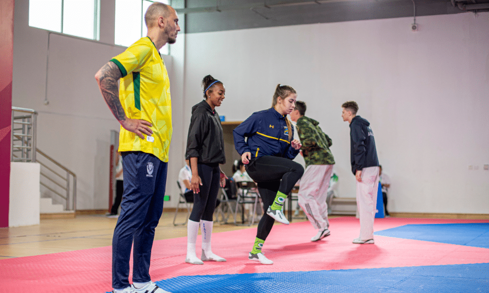 Treinador Dilsin junto com a equipe brasileirade taekwondo