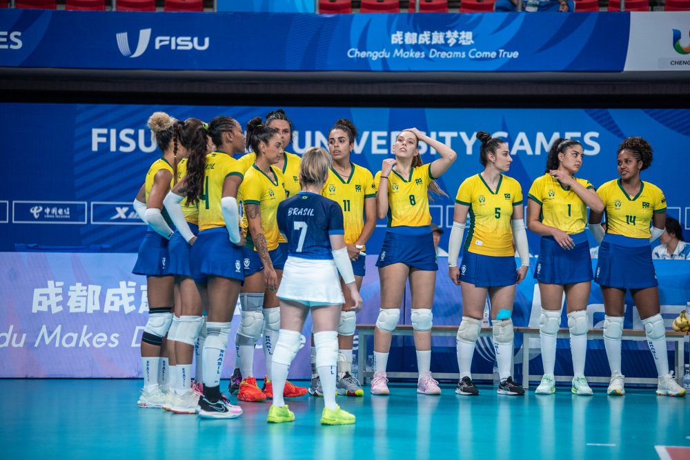 No tie-break, seleção brasileira feminina de vôlei bate o Japão e