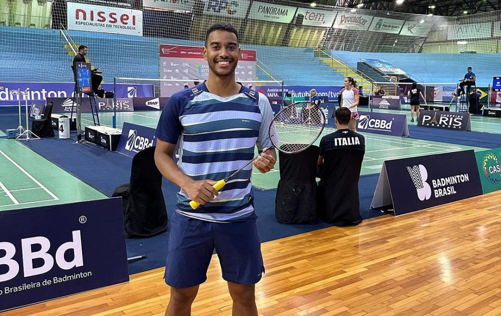 Ygor Coelho pousa para foto no International Series de badminton após classificação para a final. Jonathan Matias foi eliminado