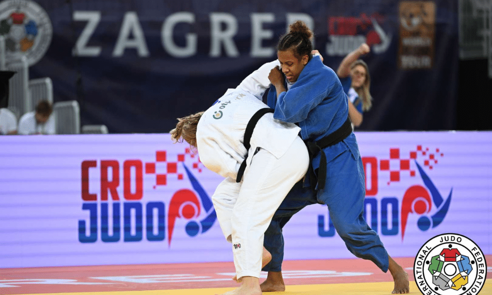 Karol Gimenes tenta projetar adversária no Grande Prix de Zagreb de judô