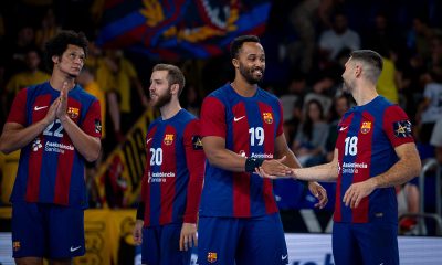 Na imagem, Thiagus Petrus, mais a esquerda, comemorando com outros jogadores do Barça.
