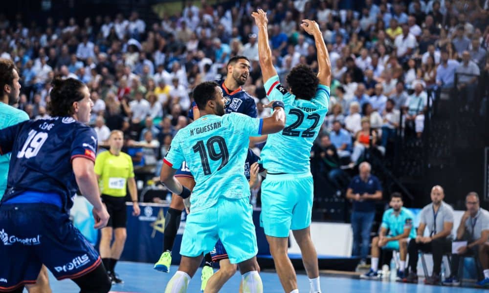 Brasileiro Thiagus Petrus (camisa 22 à direita) em ação pelo Barcelona na Champions League de handebol (Reprodução/Twitter/@FCBhandbol)