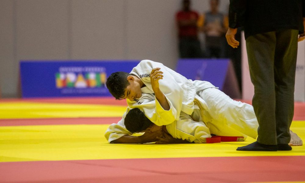 Judoca Gabriel Vernersbach está em cima de oponente no tatame durante luta do Grand Prix disputado em maio, em São Paulo (Foto: Taba Benedicto/CBDV)