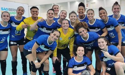 Equipe do Pinheiros comemorando a vitória na estreia da semifinal da Liga Nacional Feminina de handebol (Reprodução/Instagram/@ecpinheiros)