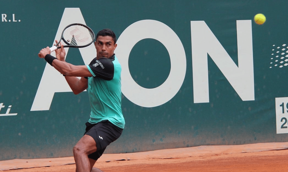 Thiago Monteiro olha para a bola antes de atacá-la em jogo do ATP Challenger de Gênova