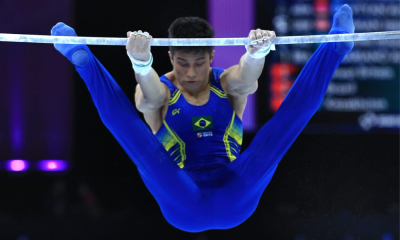 Arthur Nory em ação na barra fixa do Mundial de ginástica artística
