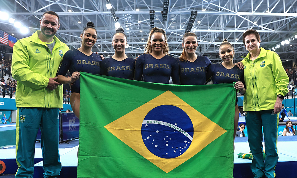 Na imagem, Time do Brasil com a bandeira, após a conquista da prata.