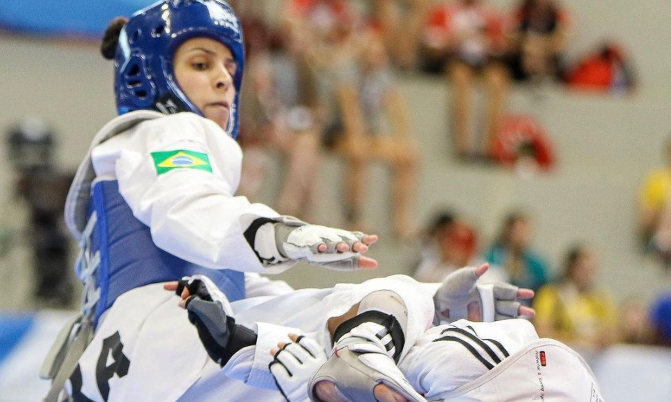 Na imagem, Camila Bezerra aplicando um chute na adversária.