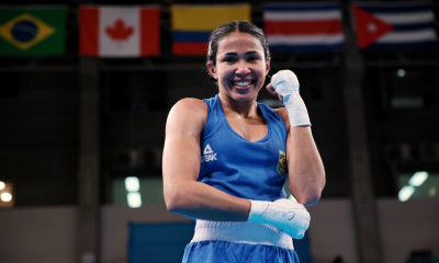 Caroline Almeida sorri e faz pose para foto durante a disputa do boxe dos Jogos Pan-Americanos Santiago-2023 boxe