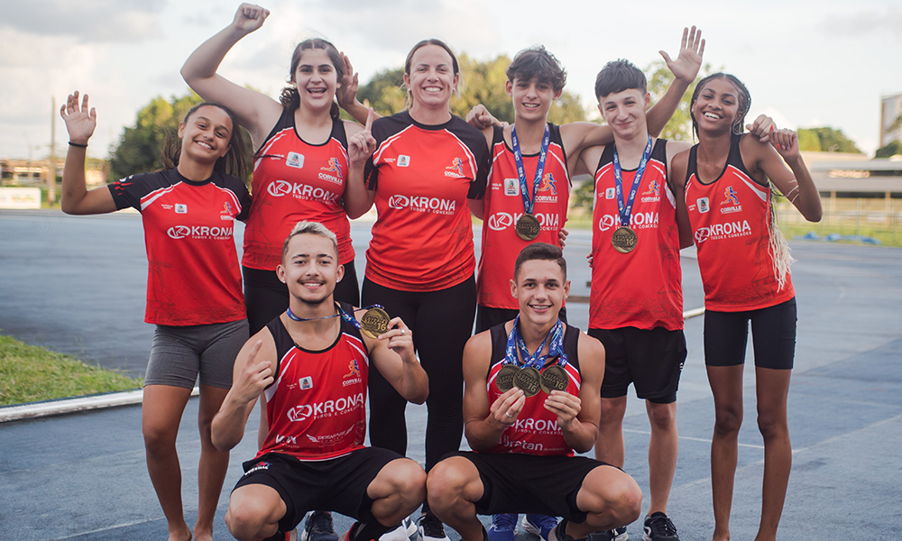 Na imagem, atletas que representaram o clube Corville no Brasileiro de atletismo sub-16.