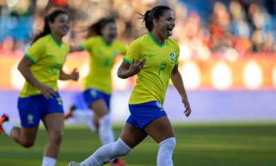 Debinha comemora gol em partida BrasilxCanadá