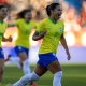 Debinha comemora gol em partida BrasilxCanadá
