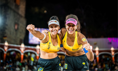 Duda e Ana Patrícia posam para foto após vitória no Campeonato Mundial de vôlei de praia