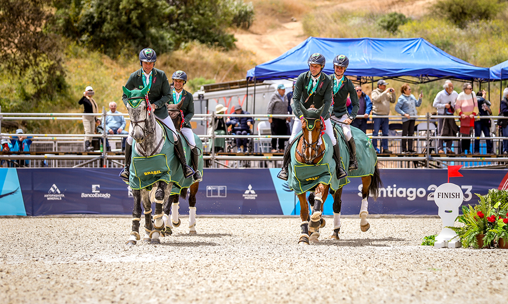 Na imagem, equipe brasileira desfilando com os trajes de gala dos cavalos.