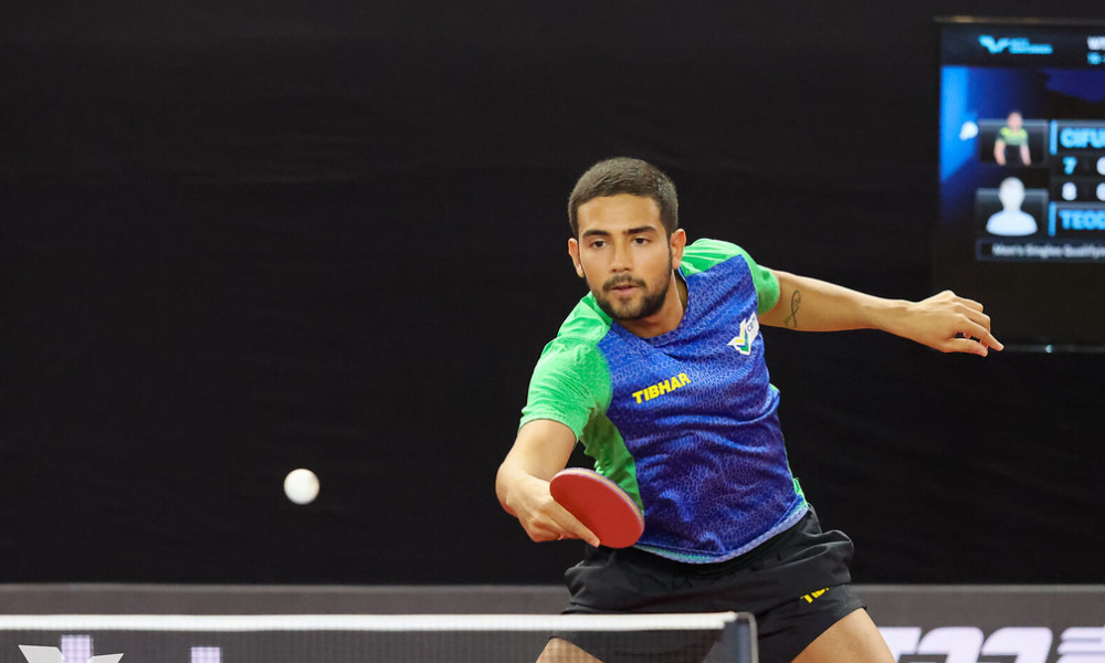 Guilherme Teodoro rebate bolinha durante o WTT Contender de Antalya, de tênis de mesa. Ele perdeu no quali. Apenas Hugo Calderano estará na chave principal