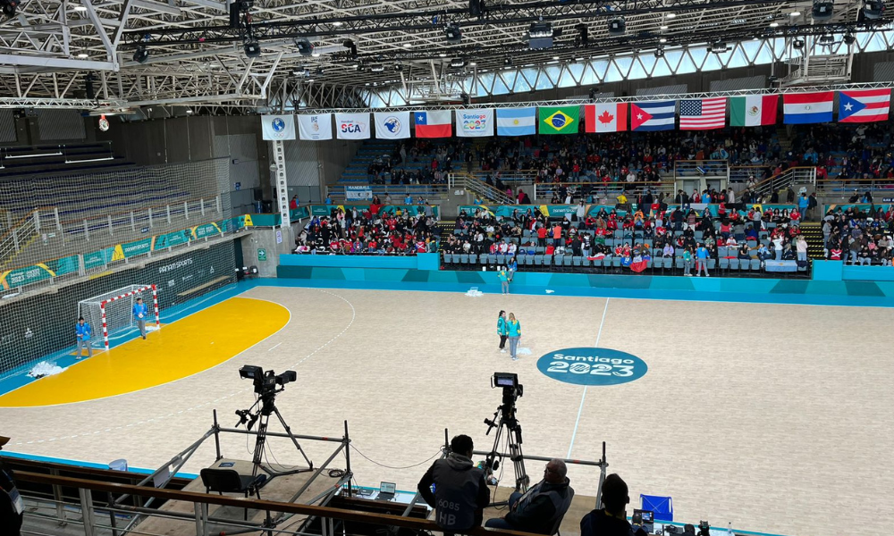 Goteira no ginásio da final do handebol feminino causa atraso do jogo