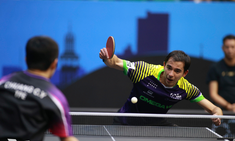 Hugo Calderano fazendo devolução de backhand no WTT Contender Muscat