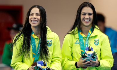 Ingrid Oliveira e Giovanna Pedroso sorriem com a medalha no peito após Jogos Pan-Americanos de Santiago-2023