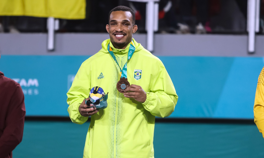 Kayo Santos com a medalha de bronze nos Jogos Pan-Americanos de Santiago-2023; ele dedicou a conquista à filha