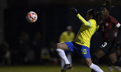 Marta tenta alcançar a bola em amistoso Brasil e Canadá