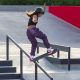 Na imagem, Rayssa Leal descendo no corrimão em sua manobra com o skate.