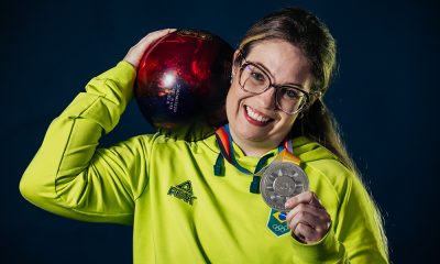 Na imagem, Stephanie Martins, com sua bola e a medalha.