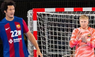 Thiagus Petrus aparece desfocado, com a camisa do Barcelona, em jogo da Champions League de hadenbol masculino