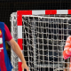 Thiagus Petrus aparece desfocado, com a camisa do Barcelona, em jogo da Champions League de hadenbol masculino
