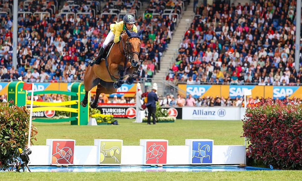 Na imagem, Yuri Mansur saltando o obstáculo com seu cavalo.