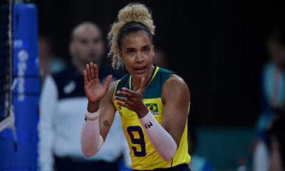 Sabrina Machado aplaude próxima à rede em sua estreia com a seleção brasileira de vôlei feminino