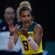 Sabrina Machado aplaude próxima à rede em sua estreia com a seleção brasileira de vôlei feminino