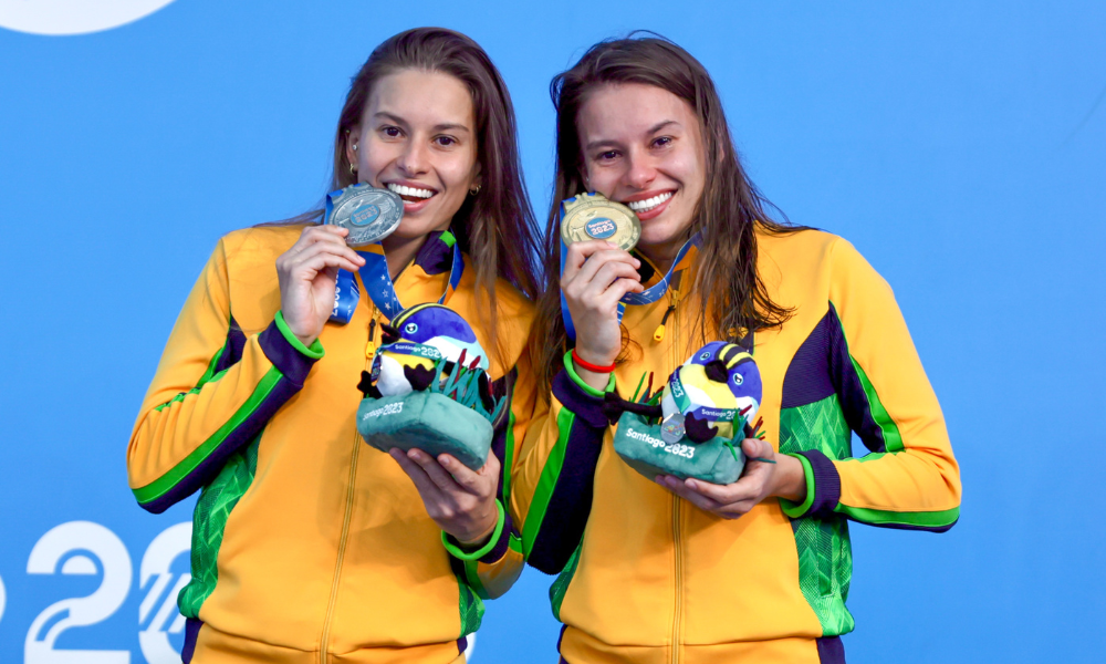 Beatriz Carneiro e Débora Carneiro com medalhas do Parapan