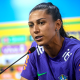 Bia Zaneratto, atacante da seleção brasileira de futebol feminino, concede entrevista coletiva