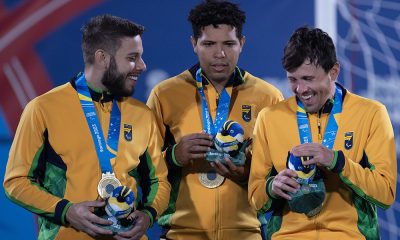 Na imagem, jogadores do Brasil de futebol de cegos com suas medalhas.
