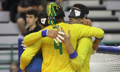Na imagem, jogadores do Brasil de Goalball se abraçando após a vitória.