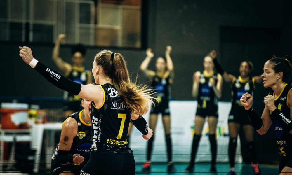 Dentil Praia Clube em vitória sobre o Brasília na Superliga de vôlei feminino