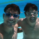 Douglas e Thomaz Matera debaixo d'água em piscina particular