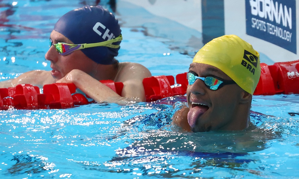 Gabriel Araújo, o Gabrielzinho, comemora ouro nos jogos parapan-americanos de Santiago 2023 natação
