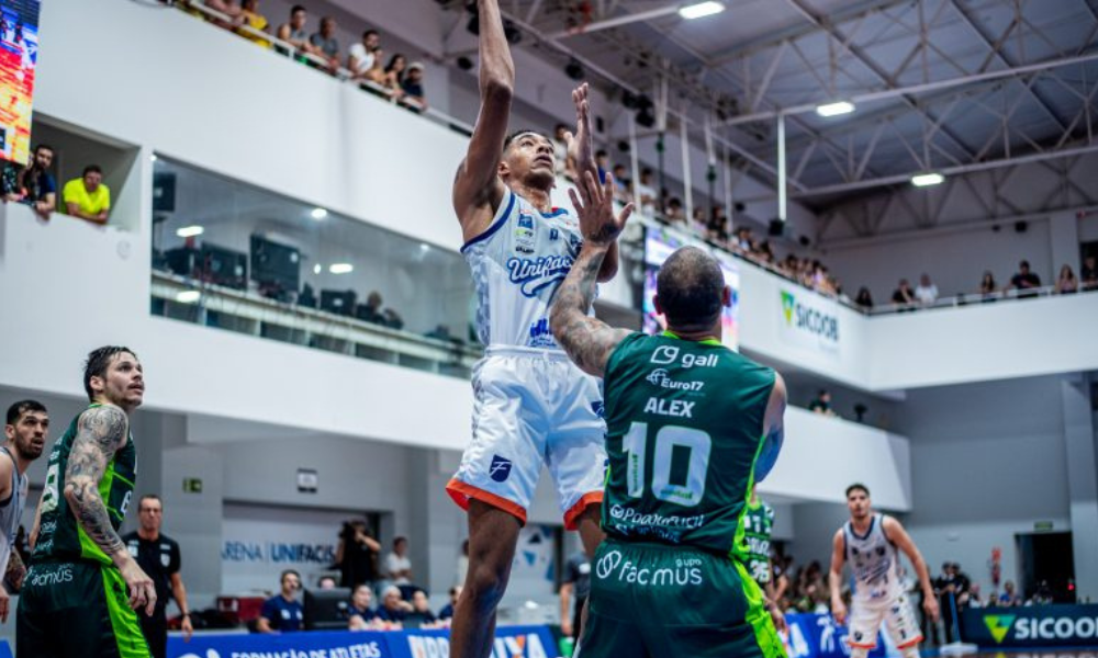 Jogadores disputando bola em Unifacisa e Bauru Basket pelo NBB