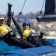 Na imagem, Martine Grael e Kahena Kunze comemorando em cima de seu barco.