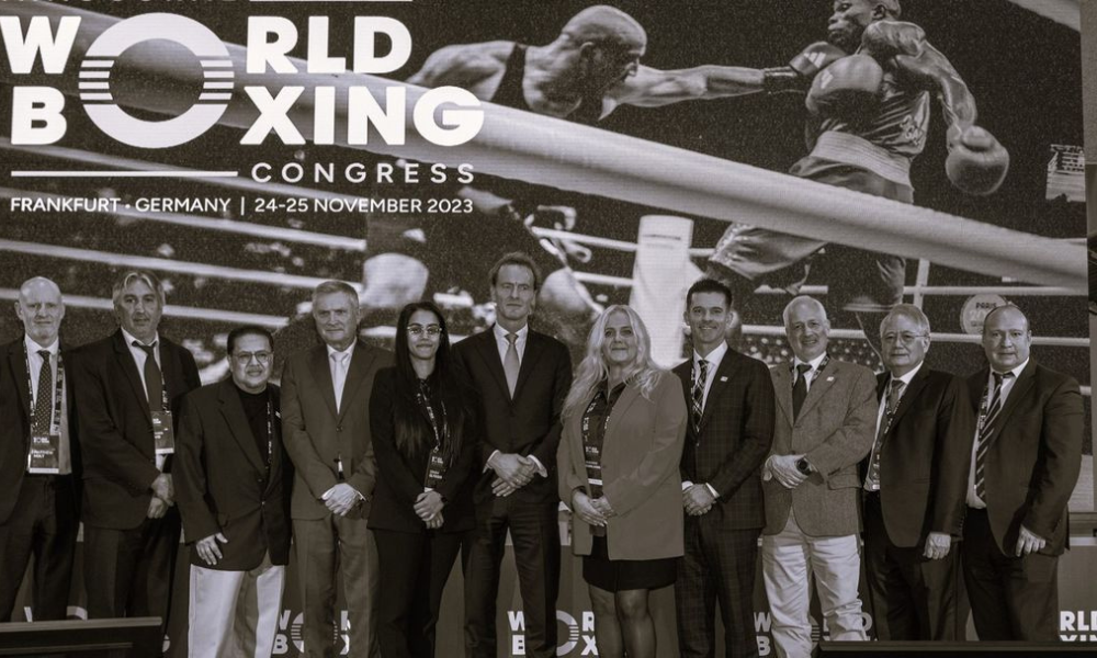 Marcos Brito, presidente da CBBoxe, pousa com outros dirigentes após ser eleito para o Conselho Executivo da World Boxing