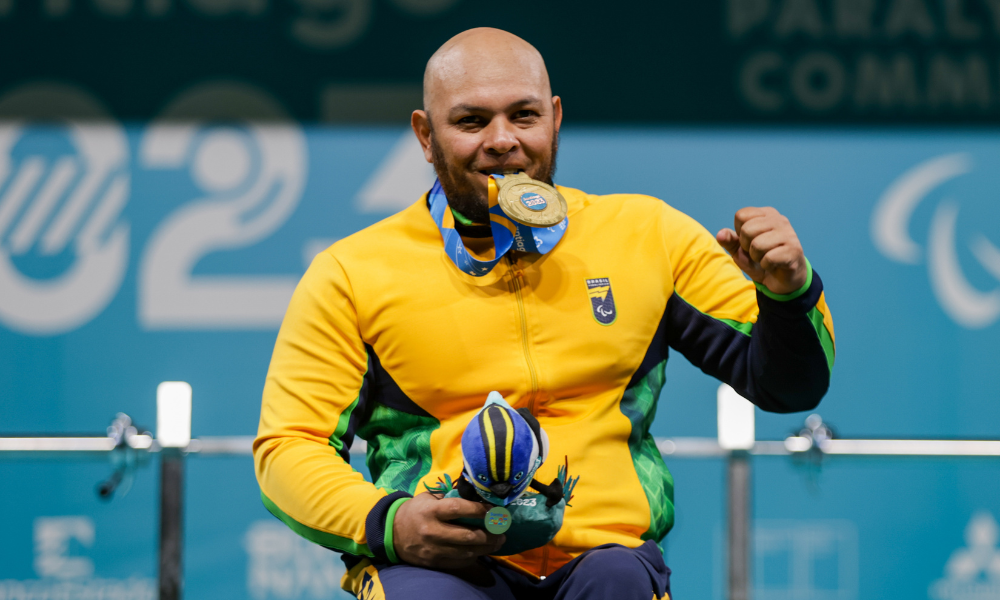 Ailton Souza morde sua medalha de ouro dos Jogos Parapan-Americanos Santiago-2023