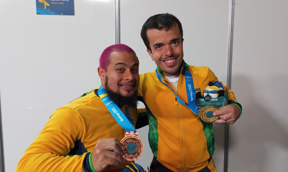 Bruno Carra e João França com as suas medalhas dos Jogos Parapan-Americanos