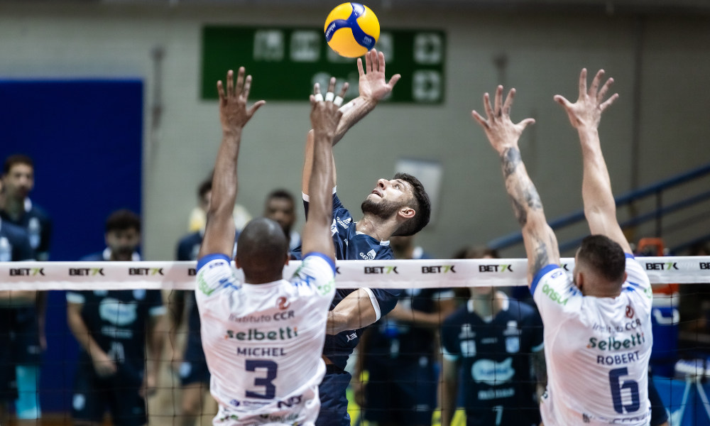 Marcus, do Minas, ataca contra o bloqueio do Joinville na Superliga Masculina de vôlei